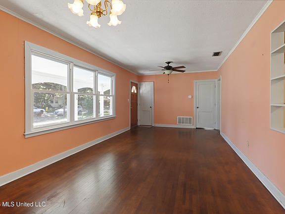 4th image of 395 Oaklawn Pl