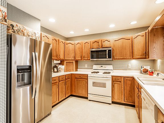 4th image of 639 Brook Dr