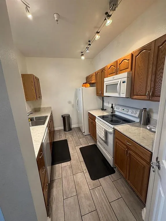 3 bed, 2.0 bath, 1276 sqft, $1,950 — Photo 4