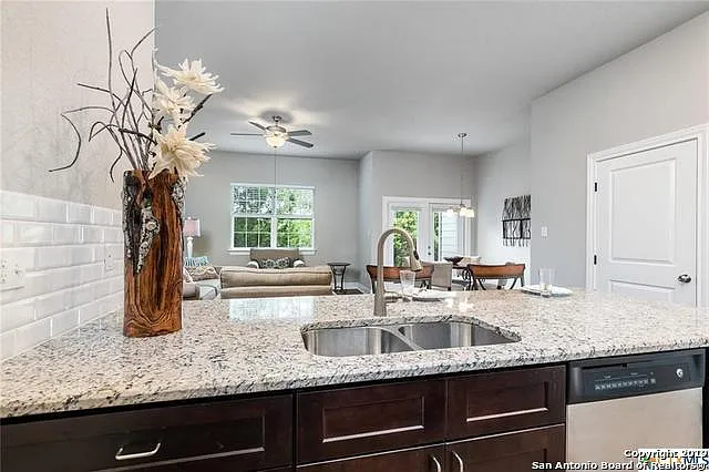 2 bed, 2.5 bath, 1350 sqft, $1,850 — Photo 3