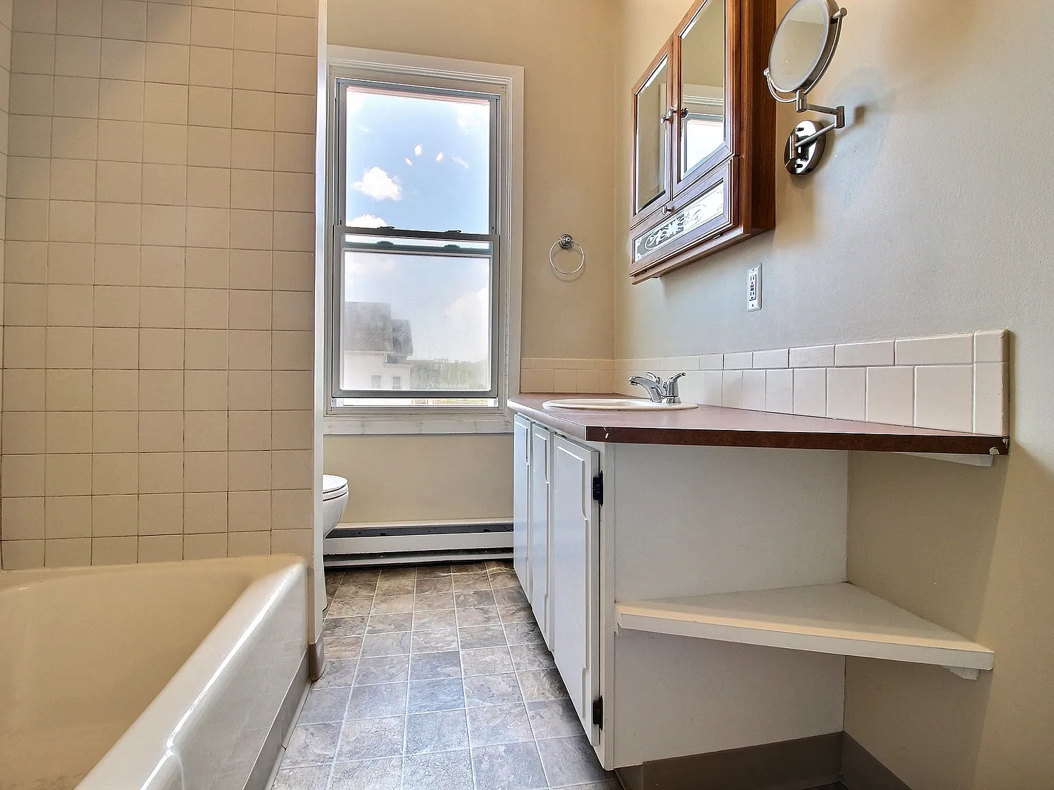 2 bed, 900 sqft, $2,000 — Photo 2