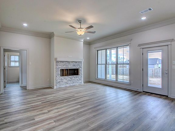 5th image of 62 Lucia Ln