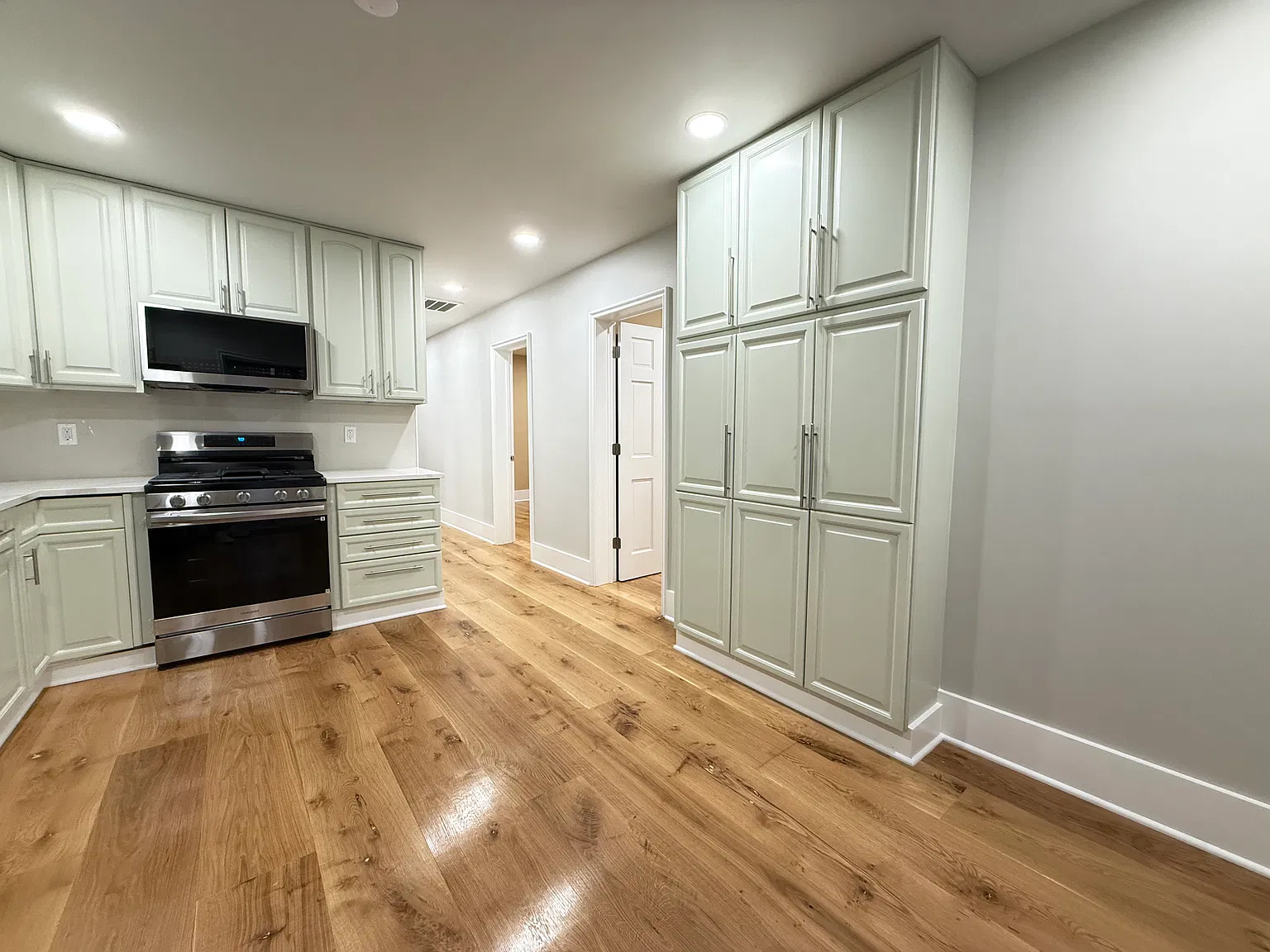 5 bed, 2.0 bath, 2275 sqft, $4,150 — Photo 2