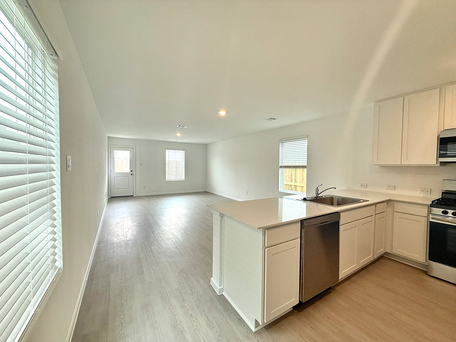 934 Pertuso Ln — Photo 4