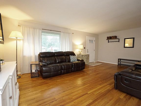 4th image of 3780 Glengary Ave