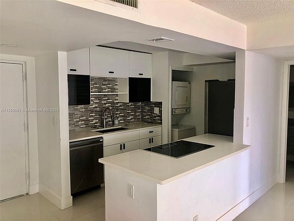 2nd image of 220 Lakeview Dr APT 211