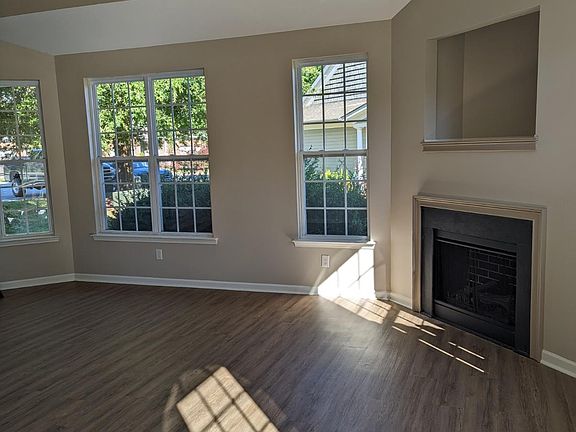 3rd image of 606 Oakfield Trl
