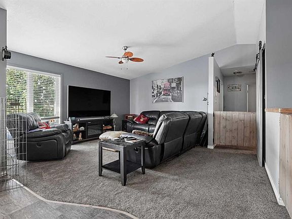 4th image of 609 Maple Pl N