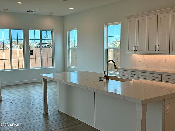 3rd image of 1124 E GLENEAGLE Drive