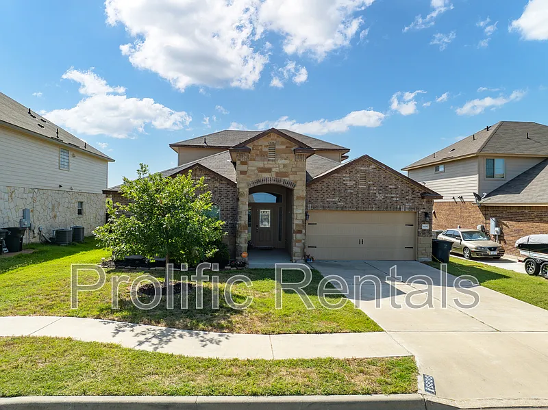 4 bed, 3.5 bath, 3065 sqft, $2,200 — Photo 2