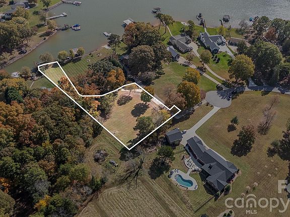 3rd image of 332A Queens Cove Rd