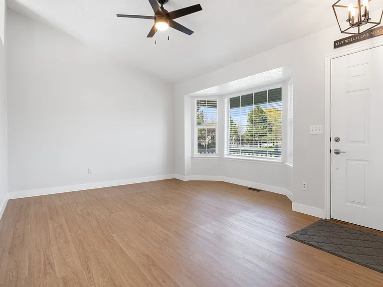 318 E Spyglass Dr — Photo 4