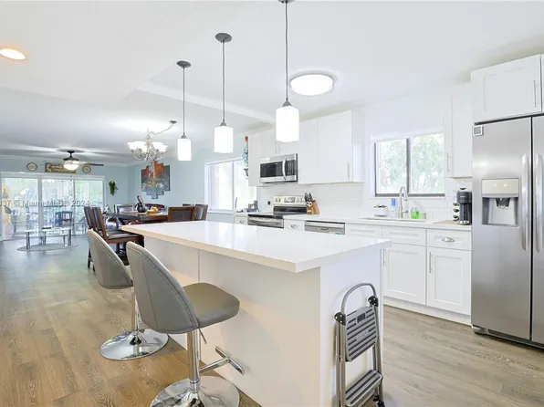 408 Lakeview Dr APT 204, Weston, FL 33326