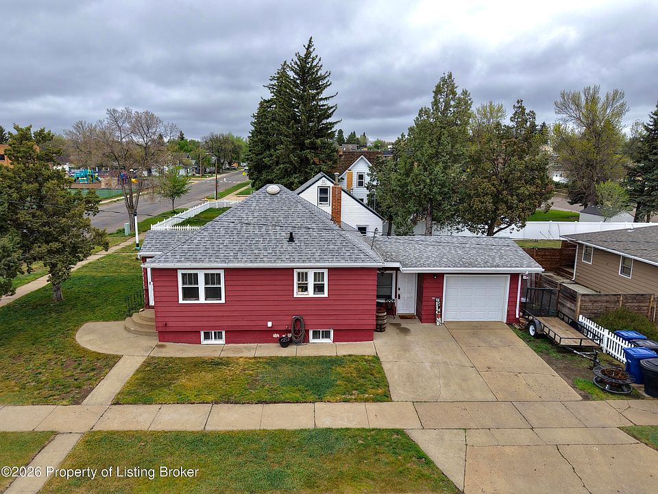 1st image of 140 4th Ave E