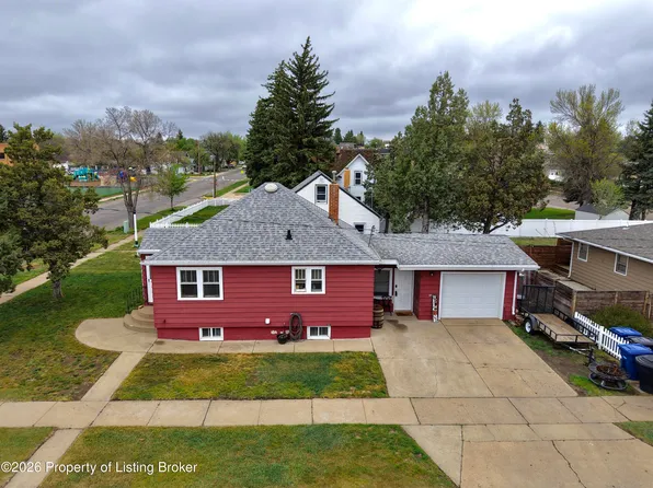 140 4th Ave E, Dickinson, ND 58601