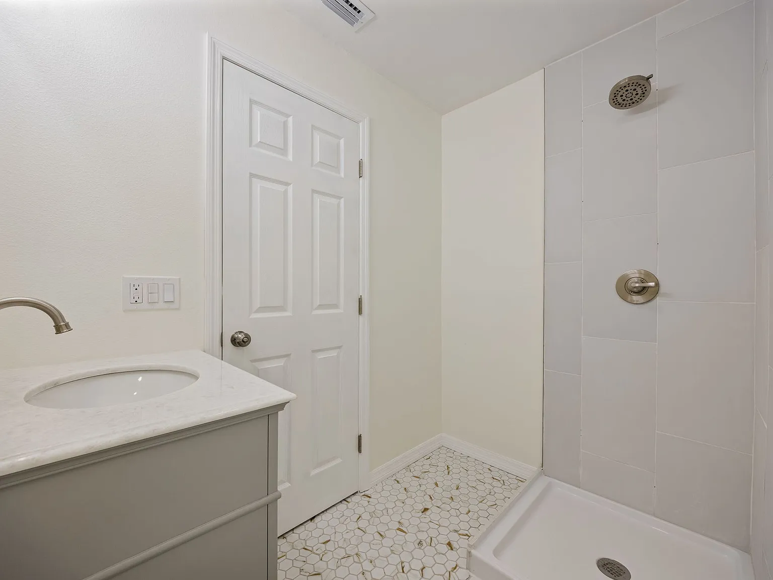 3 bed, 1330 sqft, $2,995 — Photo 4