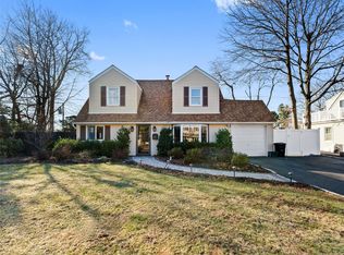 347 Pin Oak Ln, Westbury, NY 11590