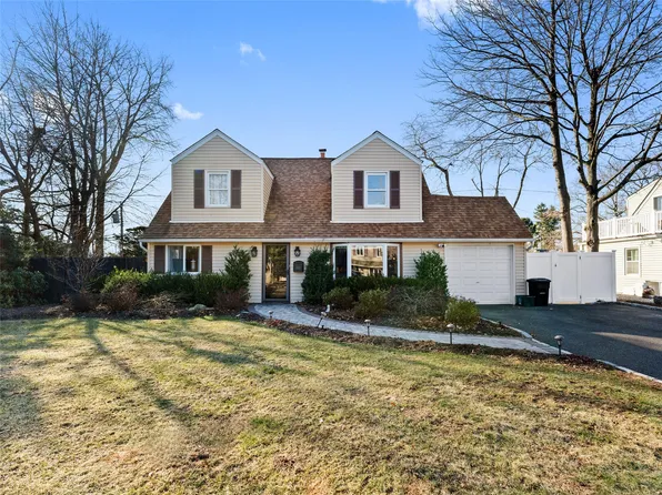 347 Pin Oak Lane, Westbury, NY 11590