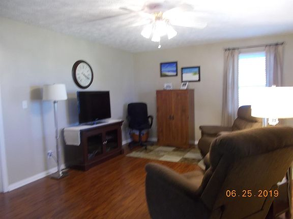 3rd image of 102 Stacy Dr