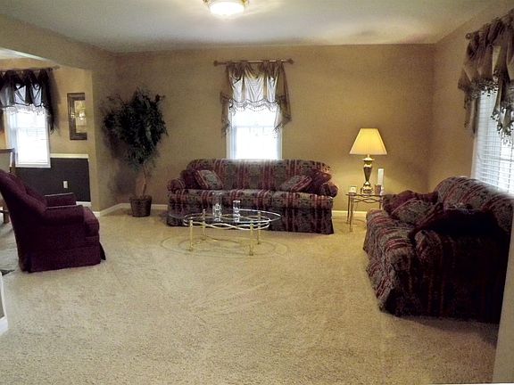 5th image of 100 Rosewood Ln