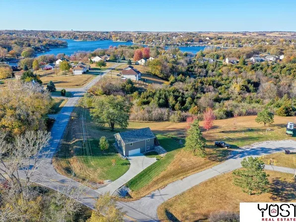 8419 Pawnee Ln, Plattsmouth, NE 68048