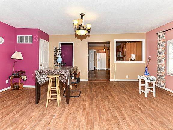 4th image of 2555 S Lyons Ave