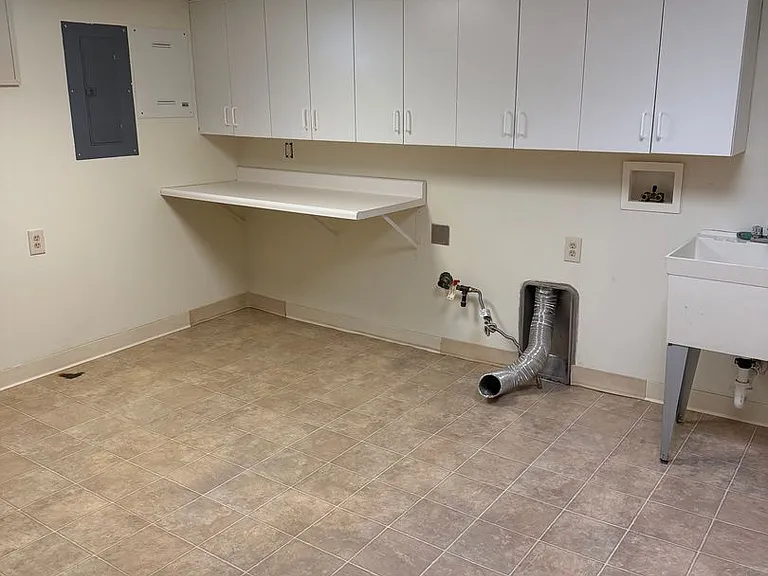 916 Poly Dr — Photo 32