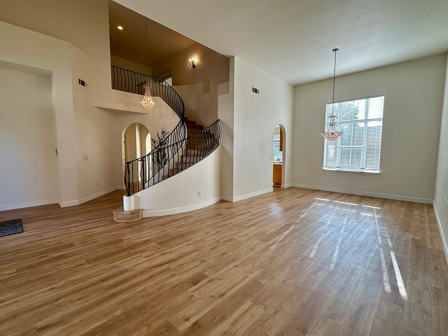 1944 Mokelumne Dr — Photo 2
