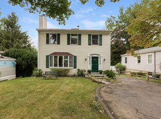 17 Raymond Hts, Darien, CT 06820