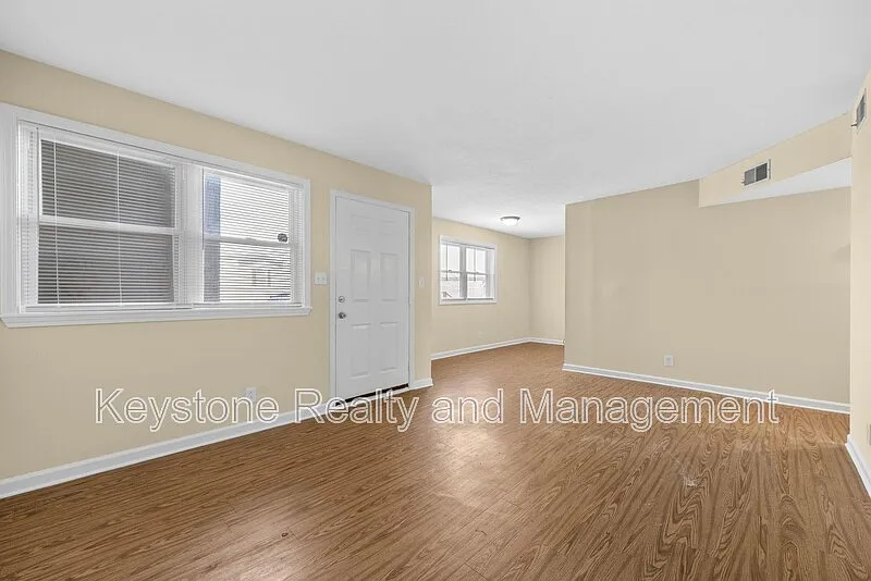 2 bed, 1.0 bath, 680 sqft, $695 — Photo 3