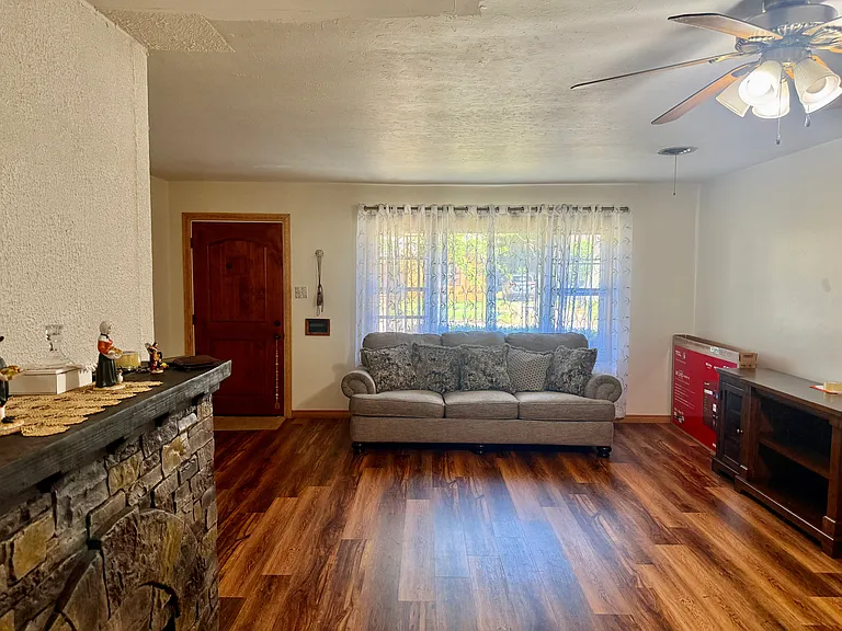 717 Dallas St — Photo 3