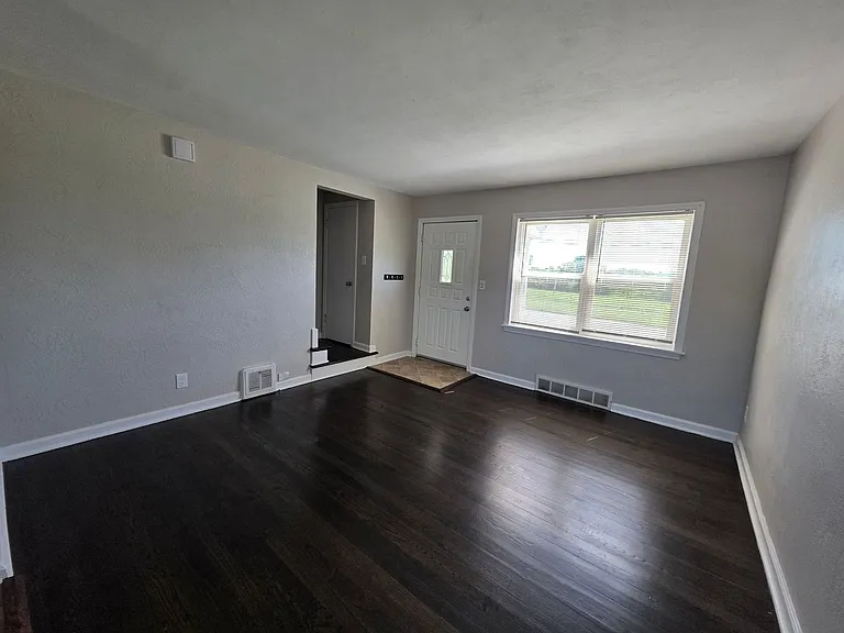 726 S Leonard St — Photo 3