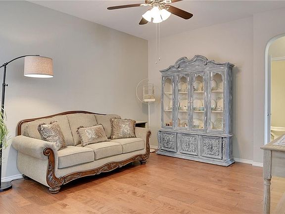 4th image of 1215 Chestnut Hill Dr