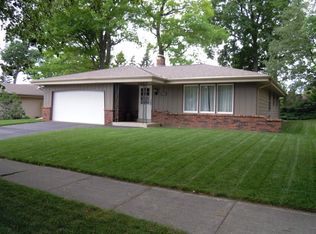 1722 Indianwood Ln, Waukesha, WI 53186