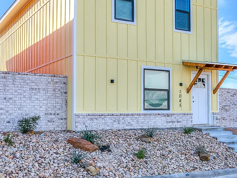 1045 Holiday Dr — Photo 4