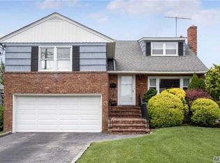 27 Muirfield Rd, Rockville Centre, NY 11570