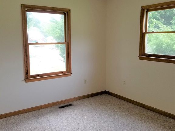 4th image of 1476 Oak Ave