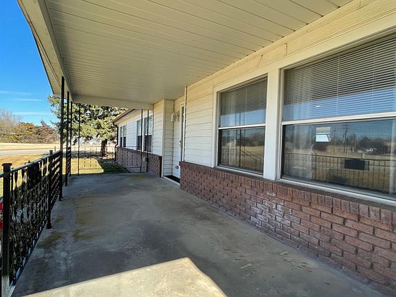 4th image of 702 E 1st Ave
