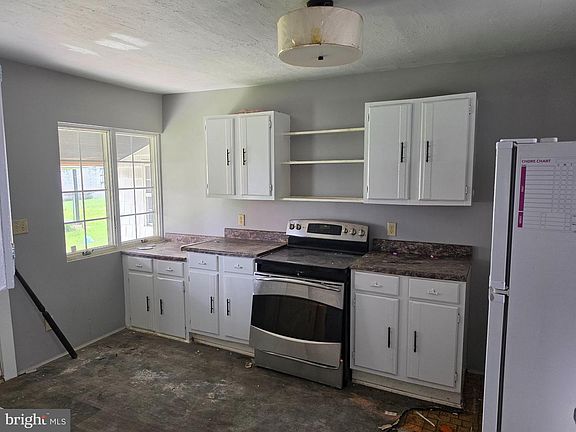 4th image of 216 Valley St