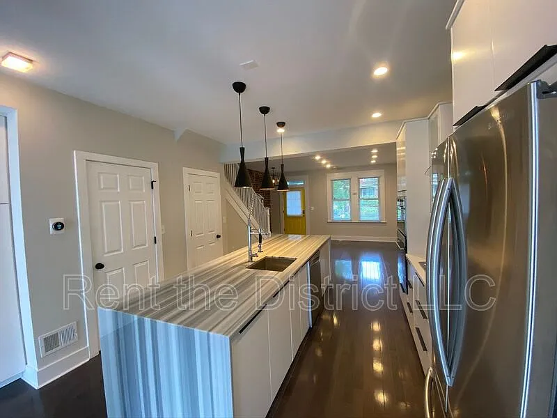 4 bed, 3.5 bath, 2088 sqft, $3,600 — Photo 4