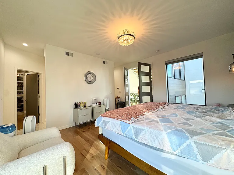 4732 Mercier St — Photo 26