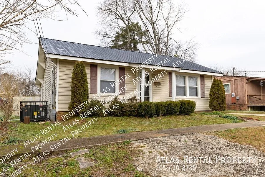 Pet-Friendly 3BR Home with Granite Kitchen & Large Yard! — Photo 3