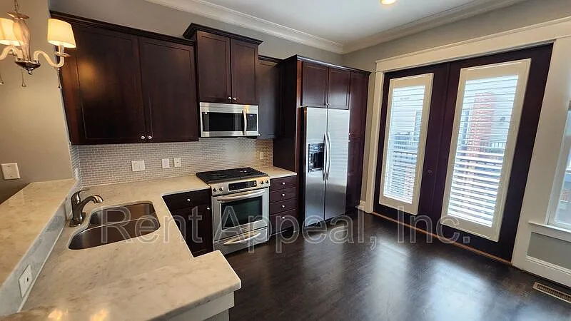 2 bed, 2.5 bath, 1390 sqft, $2,650 — Photo 2