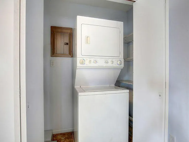 302 Greenview Dr — Photo 3