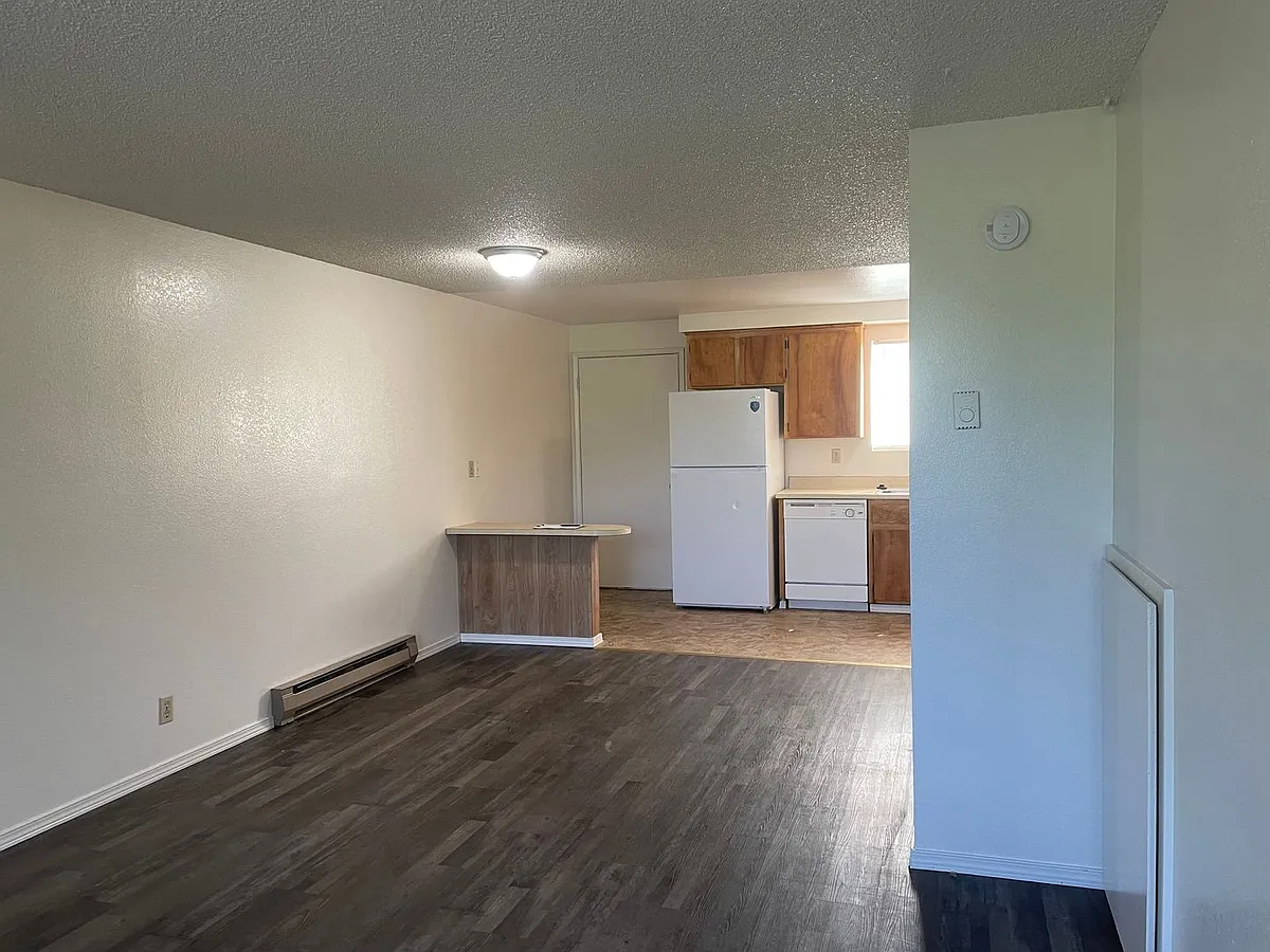 Building Photo - 2024 NE Fairview Ave #B