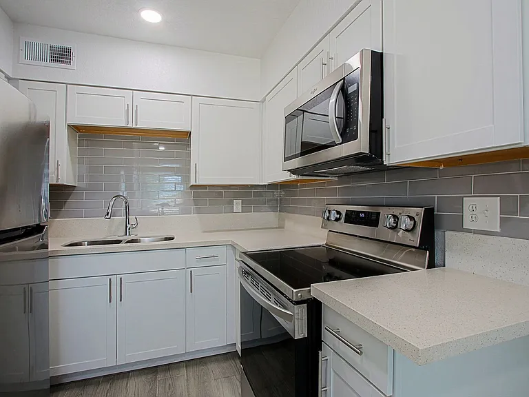 3219 E Earll Dr — Photo 6