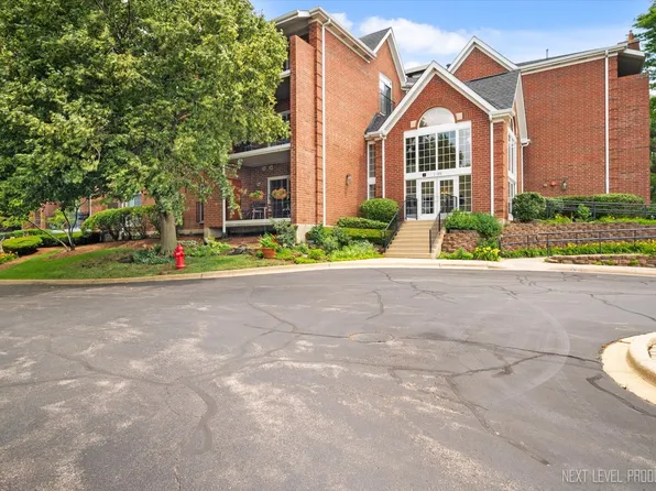 15 Hunt Club Dr #15, Saint Charles, IL 60174