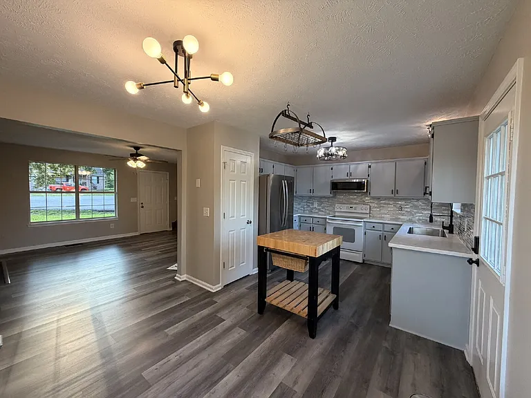 1306 Green Forest Dr — Photo 6