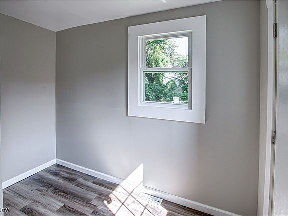 3rd image of 1240 W 22nd St