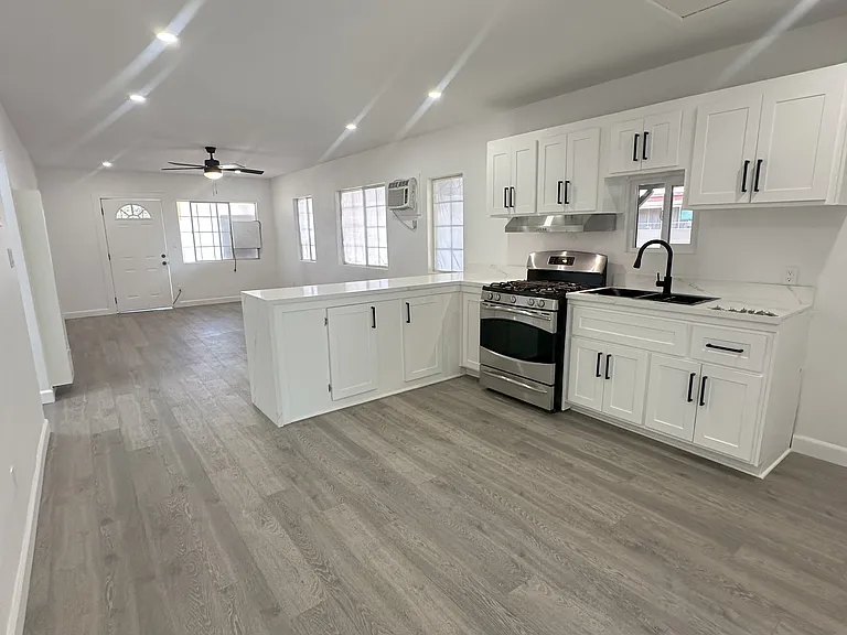 1341 W 13th St — Photo 3